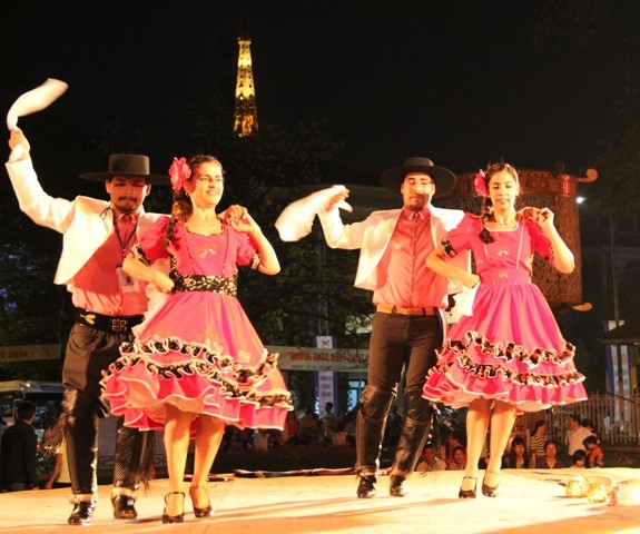 Le multiculturalisme au festival de Hue 2014 - ảnh 1